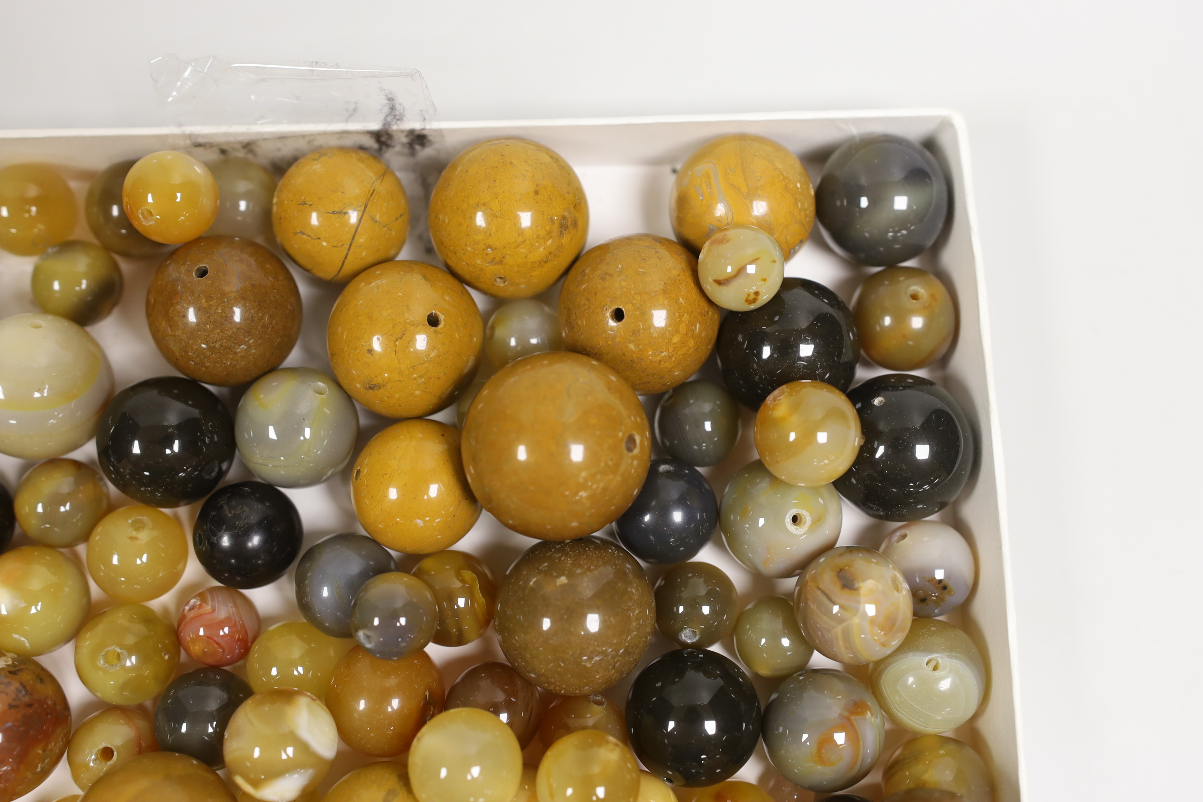 A quantity of assorted agate beads.